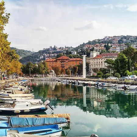 Market & Art Square Place Guest house Rijeka