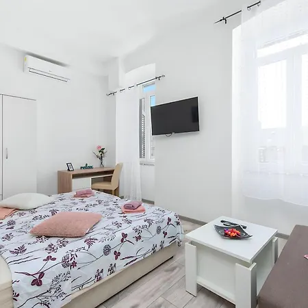 Gostinjska kuća Market & Art Square Place 4*