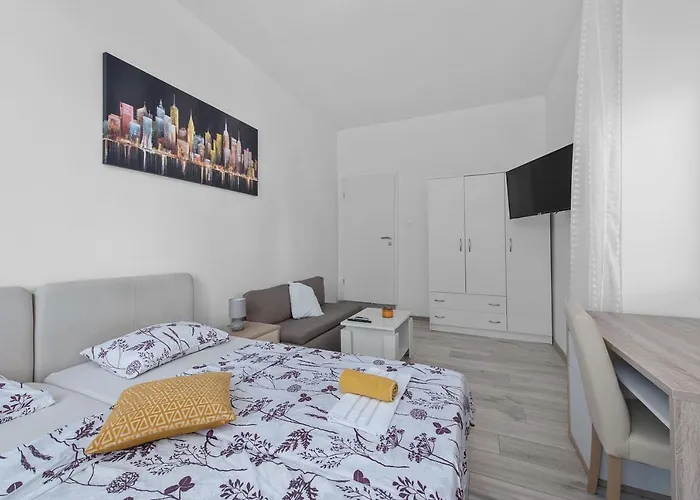Market & Art Square Place Gasthof 4*