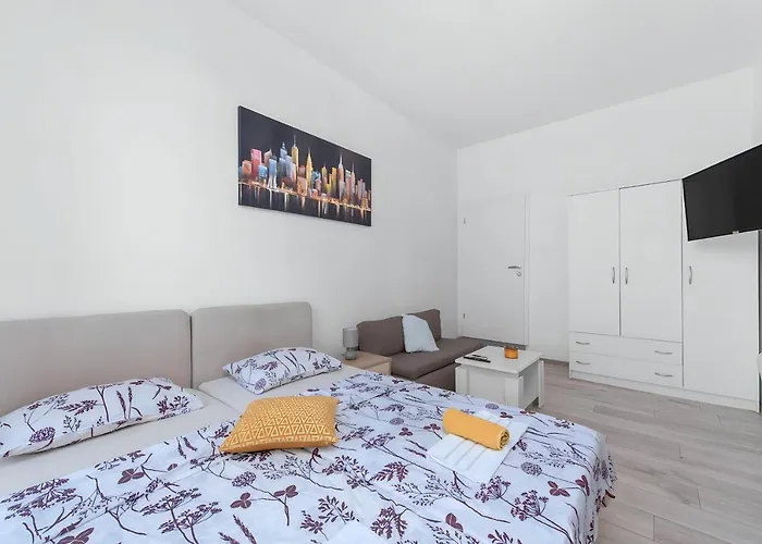Market & Art Square Place 4*