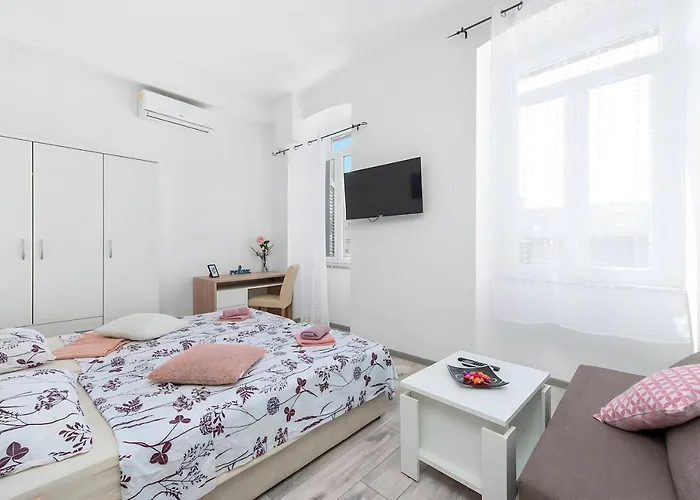 Konukevi Market & Art Square Place 4*