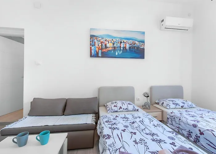 Market & Art Square Place 4*