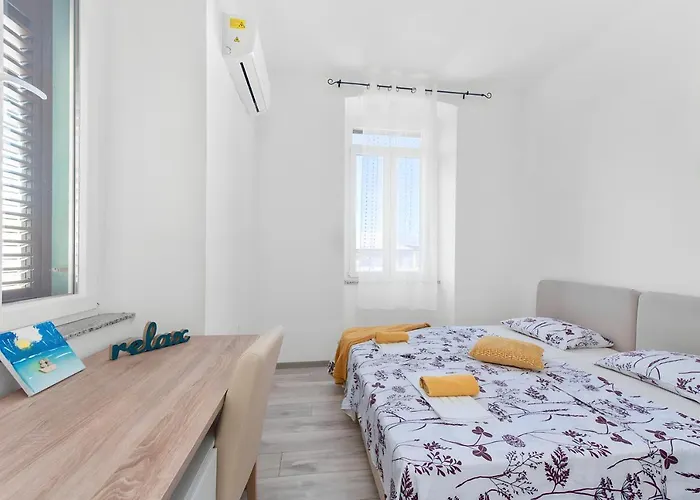 Market & Art Square Place 4*