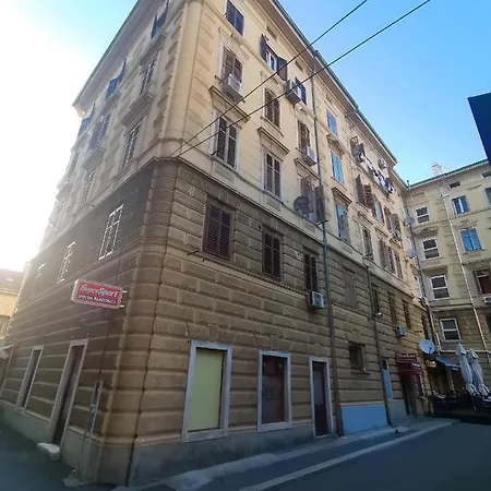 Market & Art Square Place 4*