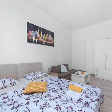 Market & Art Square Place 4*