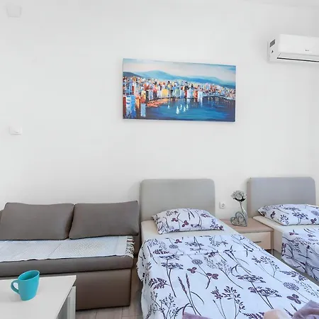Market & Art Square Place 4*
