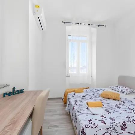 Market & Art Square Place 4*