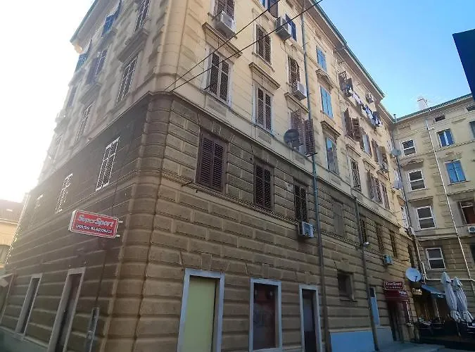 Market & Art Square Place 4*